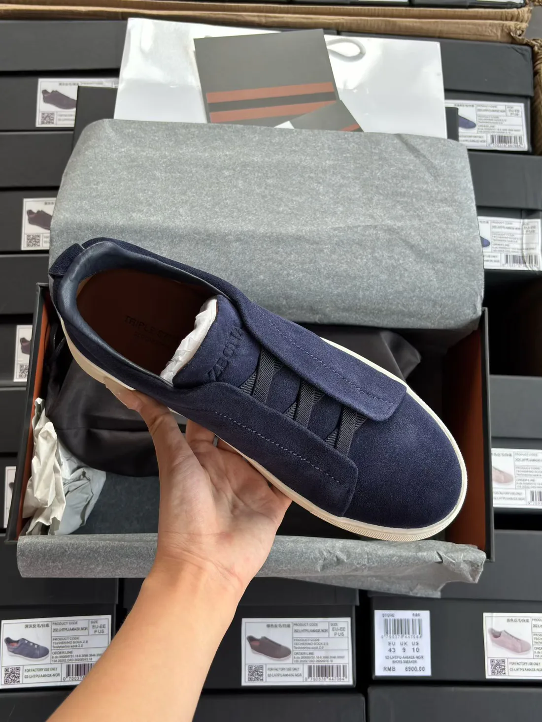 Zapatillas azul marino, artículo gestionado por Luxent