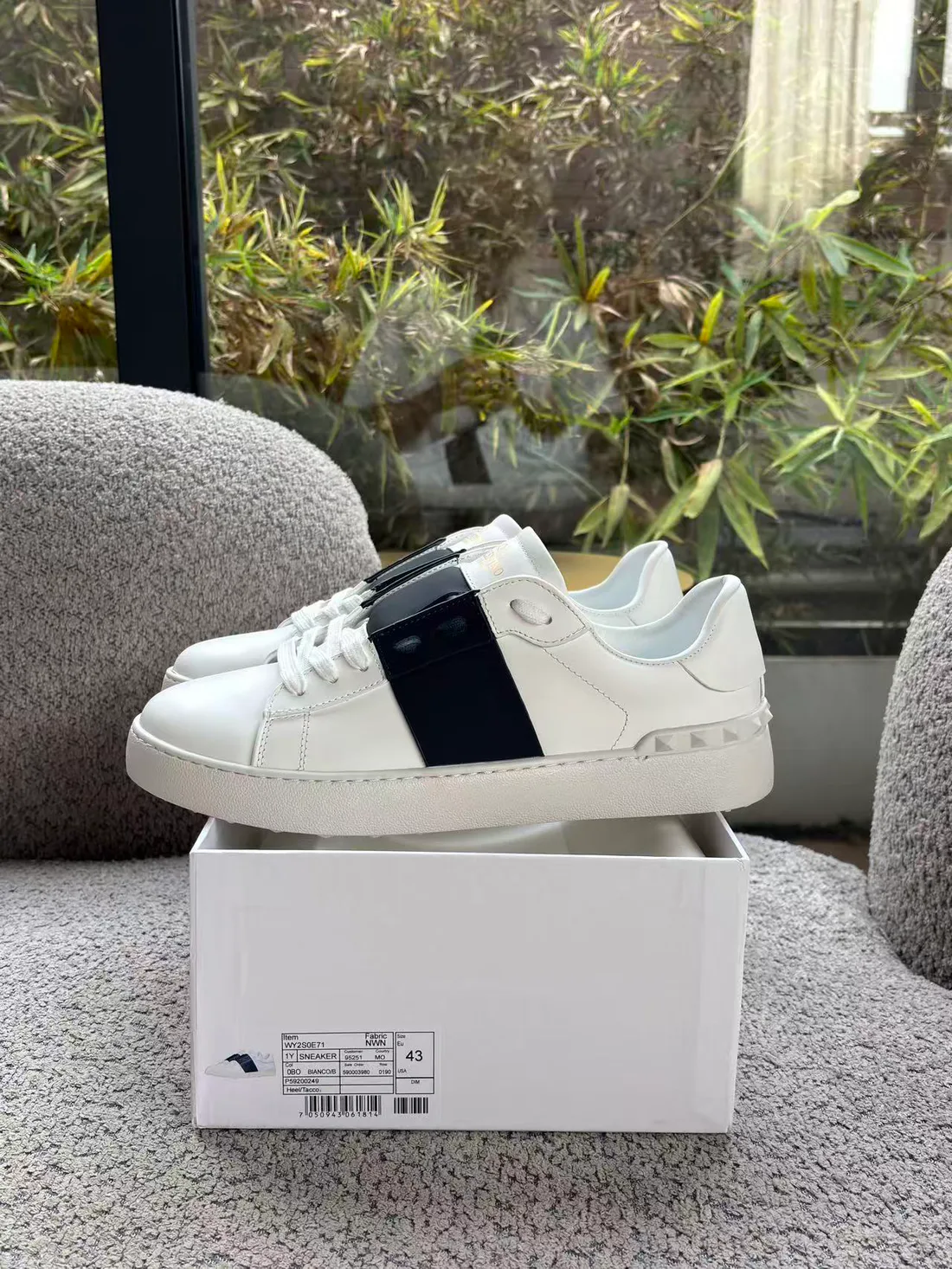 Zapatillas blancas con detalles oscuros, artículo gestionado por Luxent